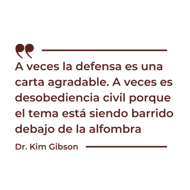 Una cita gráfica que dice: “A veces, la defensa es una buena carta. A veces es desobediencia civil porque el problema se está ocultando debajo de la alfombra". Dra. Kim Gibson